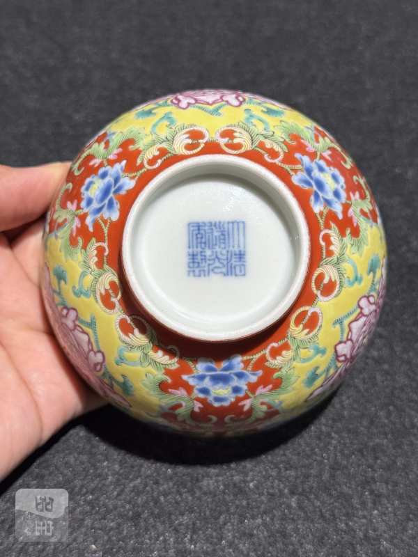 清道光 珊瑚红地洋彩开光牡丹纹碗 - 图10